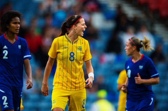 Lotta Schelin, Sverige, manar på sina medspelare