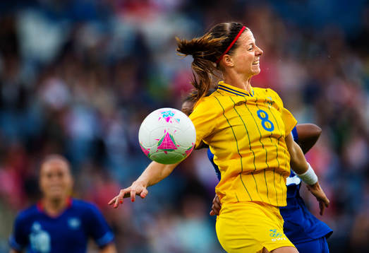 Lotta Schelin, Sverige, förlorar en luftduell