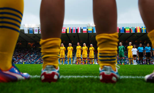 De svenska spelarna sjunger nationalsången