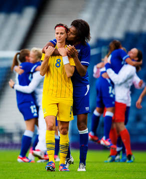 Wendie Renard, Frankrike, kysser Lotta Schelin, Sverige,