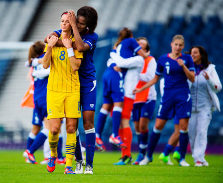 Wendie Renard, Frankrike, håller om Lotta Schelin,