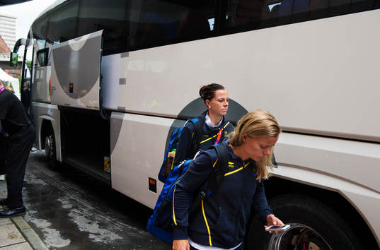 Klockan 16.45 (svensk tid) anländer det svenska laget till