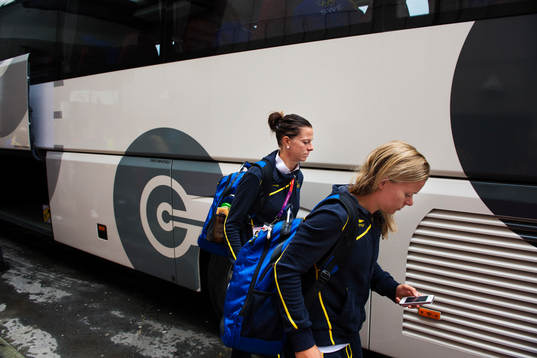Klockan 16.45 (svensk tid) anländer det svenska laget till