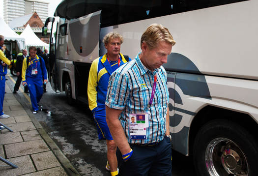Klockan 16.45 (svensk tid) anländer det svenska laget till