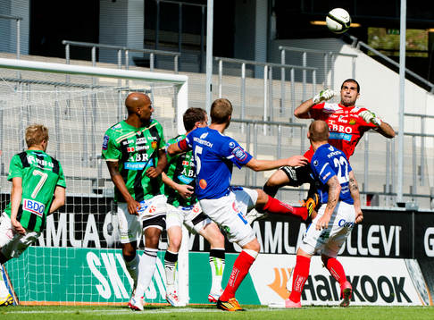 Dime Jankulovski, målvakt Gais boxar ut bollen