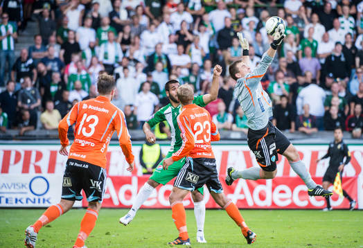 Vladimir Sudar, målvakt Umeå kastar sig ut framför Sinan