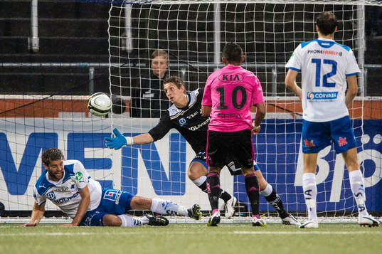 David Nilsson, målvakt Norrköping räddar bollen