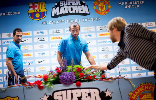 Martín Montoya och Javier Mascherano på presskonferensen