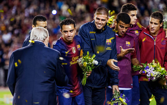 Xavi, Barcelona, skakar hand med Lennart Johansson