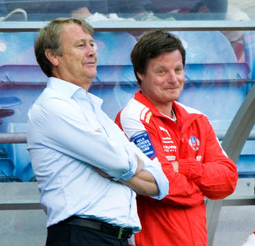 Åge Hareide och Stefan Schwarz, tränare, Helsingborg, ser