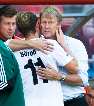 Åge Hareide, tränare, Helsingborg, kramar 3-målsskytten