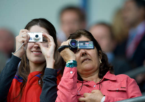 Supporters fotograferar sina favoriter