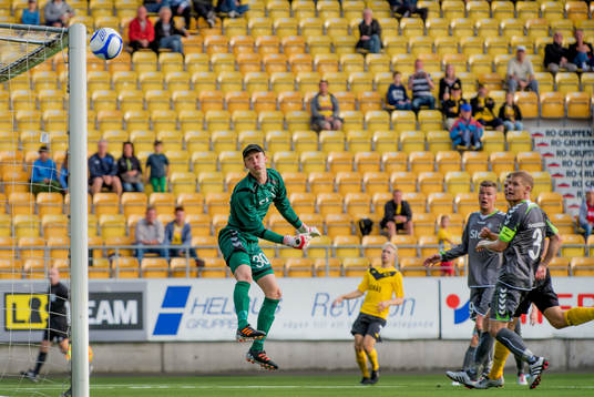 Johan Larsson, Elfsborg, har ett skott i ribban i
