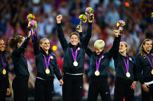 De amerikanska spelarna jublar när de fått sina medaljer.