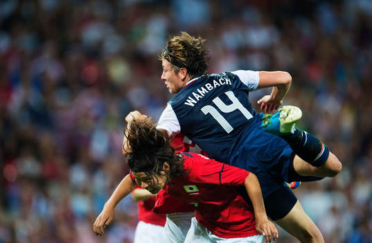 Saki Kumagai, Japan, i luftduell med Abby Wambach, USA