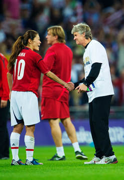 Homare Sawa, Japan, och Pia Sundhage, tränare, USA, tackar