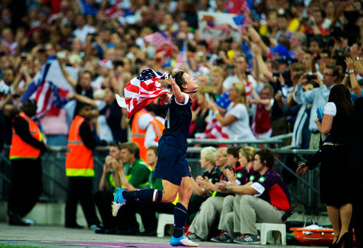 Tvåmålsskytten Abby Wambach, USA, springer med USA:s