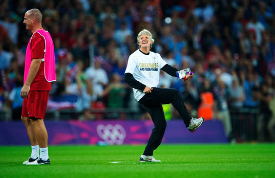 Pia Sundhage, tränare, USA, dansar och hoppar på planen i