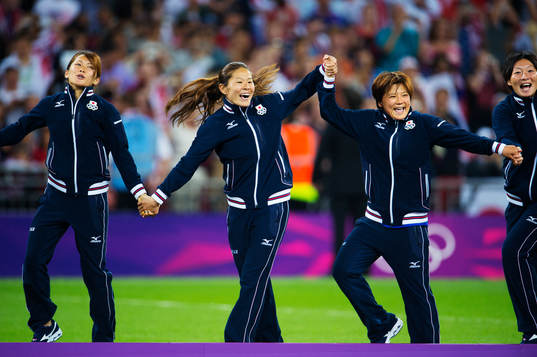 De japanska spelarna med Homare Sawa i spetsen jublar trots