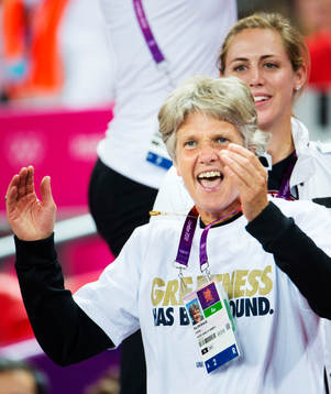 Pia Sundhage, tränare, USA, visar glädje när