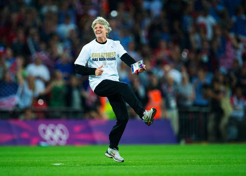 Pia Sundhage, tränare, USA, dansar på planen i glädje