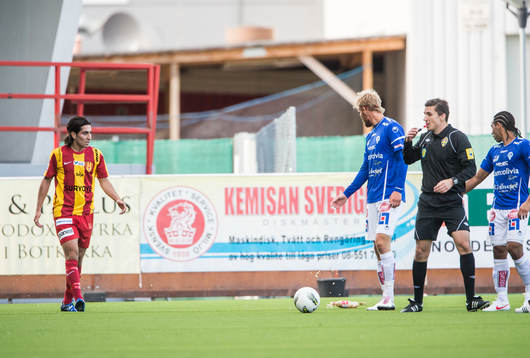 Flaskor kastas in mot domaren Bojan Pandzic