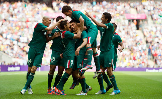 Mexico gör 2-0 och målskytten Oribe Peralta, omringas,
