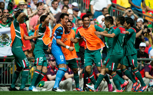 De Mexicanska spelarna gratulerar Oribe Peralta