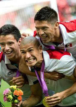 Målskyttarna Jorge Enriquez och Marco Fabian jublar över