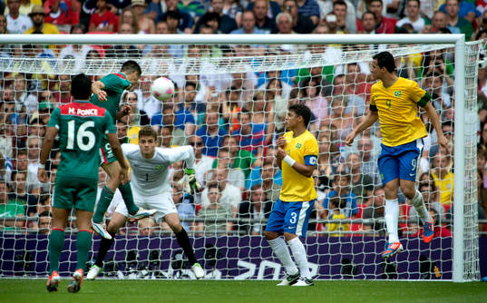 Marco Fabian, Mexico  nickar in 2-0 målet