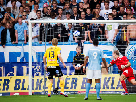 Johan Larsson, Elfsborg, gör 1-0 bakom Johan Dahlin,