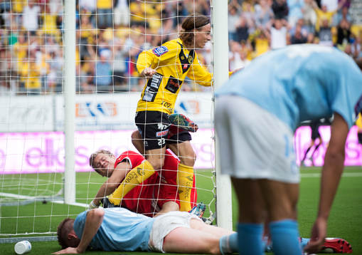 Johan Dahlin, målvakt, Malmö FF, fotar till Niklas Hult,