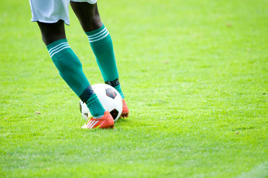 Fot, ben, fotboll, dribbling, gräs