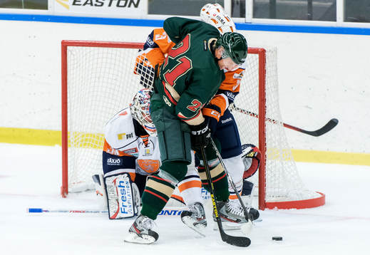 Mikael Johansson, Frölunda, kämpar framför Växjömålet