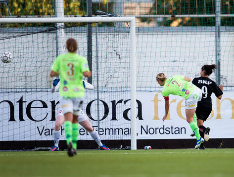 Christen Press, Göteborg, gör 1-0