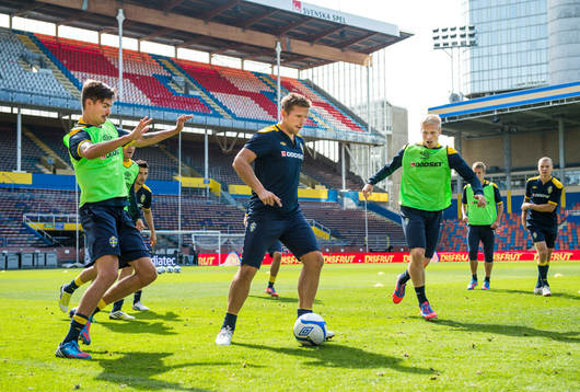 Sverige träning på Råsunda. Kvadratspel, yngre mot de