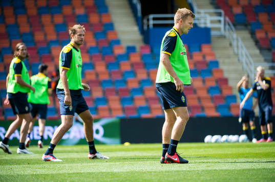 Sverige träning på Råsunda. Sebastian Larsson vandrar
