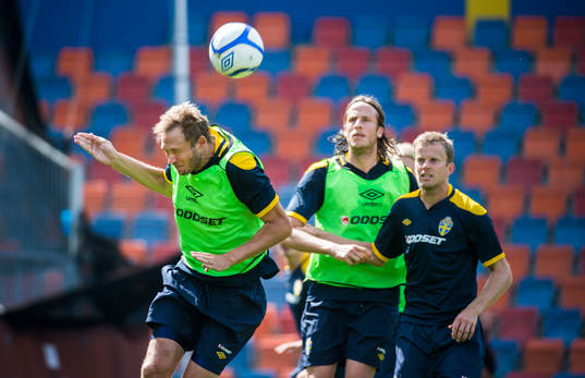 Sverige träning på Råsunda. Andreas Granqvist nickar