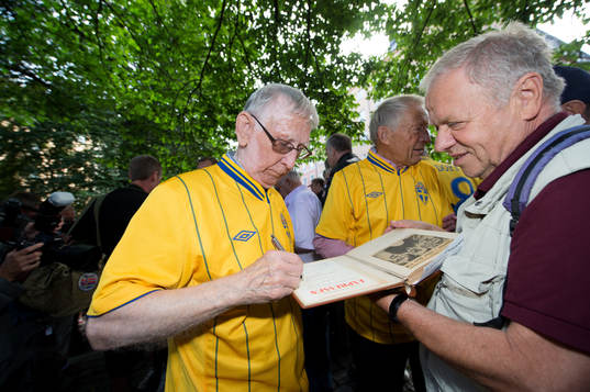 Reino Börjesson skriver autografer