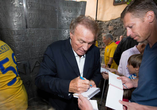 Mazzola skriver autografer