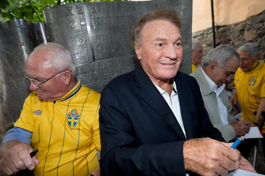 Kurt Hamrin och Mazzola skriver autografer