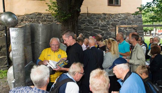 Kurt Hamrin skriver autografer