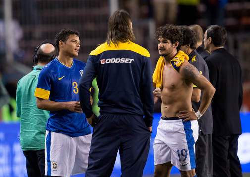 Zlatan Ibrahimovic, Sverige, pratar med Thiago Silva och