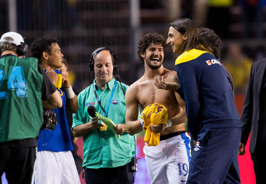 Zlatan Ibrahimovic, Sverige, pratar med Thiago Silva och