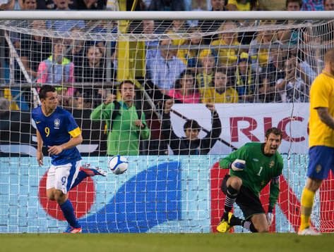 Leandro Damiao, Brasilien, gör 1-0 bakom Andreas Isaksson,