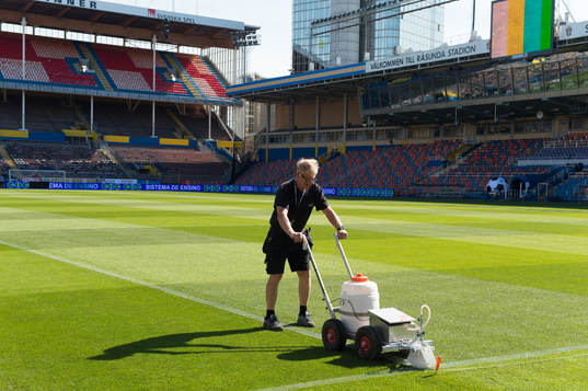 Banskötare målar linjerna på Råsunda