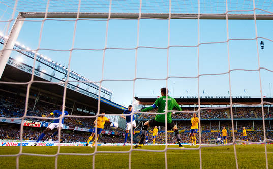 Leandro Damiao, Brasilien, nickar in 0-1 bakom Andreas