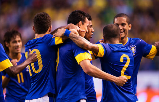 Leandro Damiao, Brasilien, gratuleras till sitt 0-1-mål