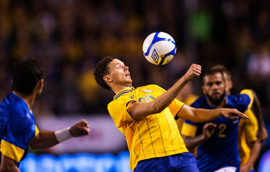 Marcus Berg, Sverige, tar ner bollen