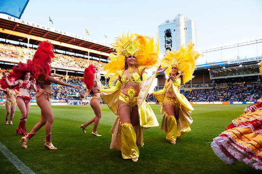 Dansare enligt brasilianskt tema uppträder innan matchstart
